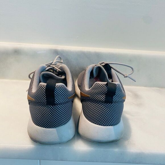 Nike Roshe One Lace Up Low Top Athletic Running Sneakers Gray Gold Size 7 - Picture 3 of 5